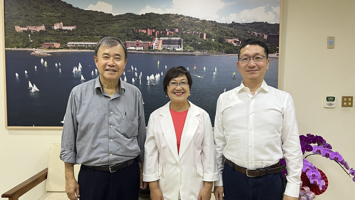左起中山大學鄭英耀校長、僑委會徐佳青委員長、中山大學周明奇國際長(另開新視窗/jpg檔)圖片