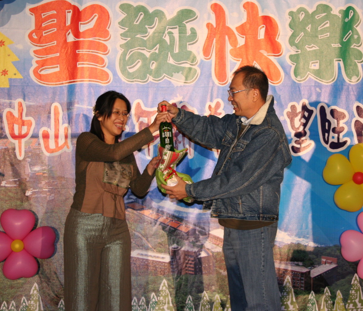 海生所教授莫顯蕎(右)致贈尚青的台灣啤酒給通訊所助教黃婉甄(左)(另開新視窗/jpg檔)圖片