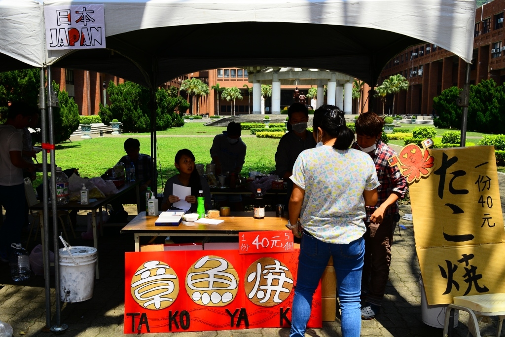 日本攤位的章魚燒生意絡繹不絕，一度因製作不及而暫停點餐(另開新視窗/jpg檔)圖片