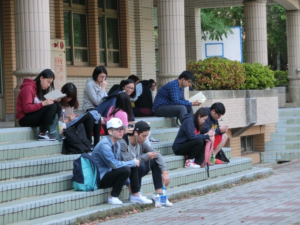 試場外最後衝刺(另開新視窗/jpg檔)圖片