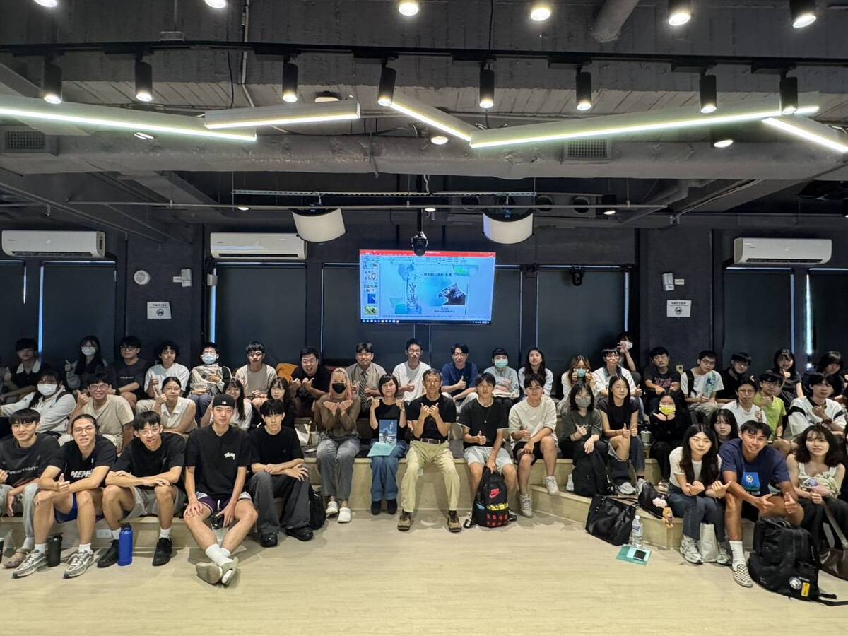 中山大學西灣學院課程「故事創意與數位繪本」專題講座，邀請國立屏東科技大學研究總中心特聘教授孫元勳分享「羽化的百步蛇：熊鷹」(另開新視窗/jpg檔)圖片