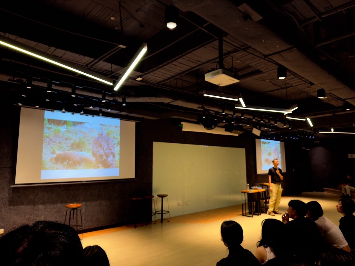 中山大學西灣學院課程「故事創意與數位繪本」專題講座，邀請國立屏東科技大學研究總中心特聘教授孫元勳分享「羽化的百步蛇：熊鷹」(另開新視窗/jpg檔)圖片