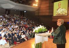 唐獎系列座談會首場17日在高雄中山大學逸仙館舉行，邀請「唐獎」永續發展獎得主、有「永續發展教母」之稱的格羅．哈萊姆．布倫特蘭（Dr. Gro Harlem Brundtland）（右）專題演講。(另開新視窗/jpg檔)圖片