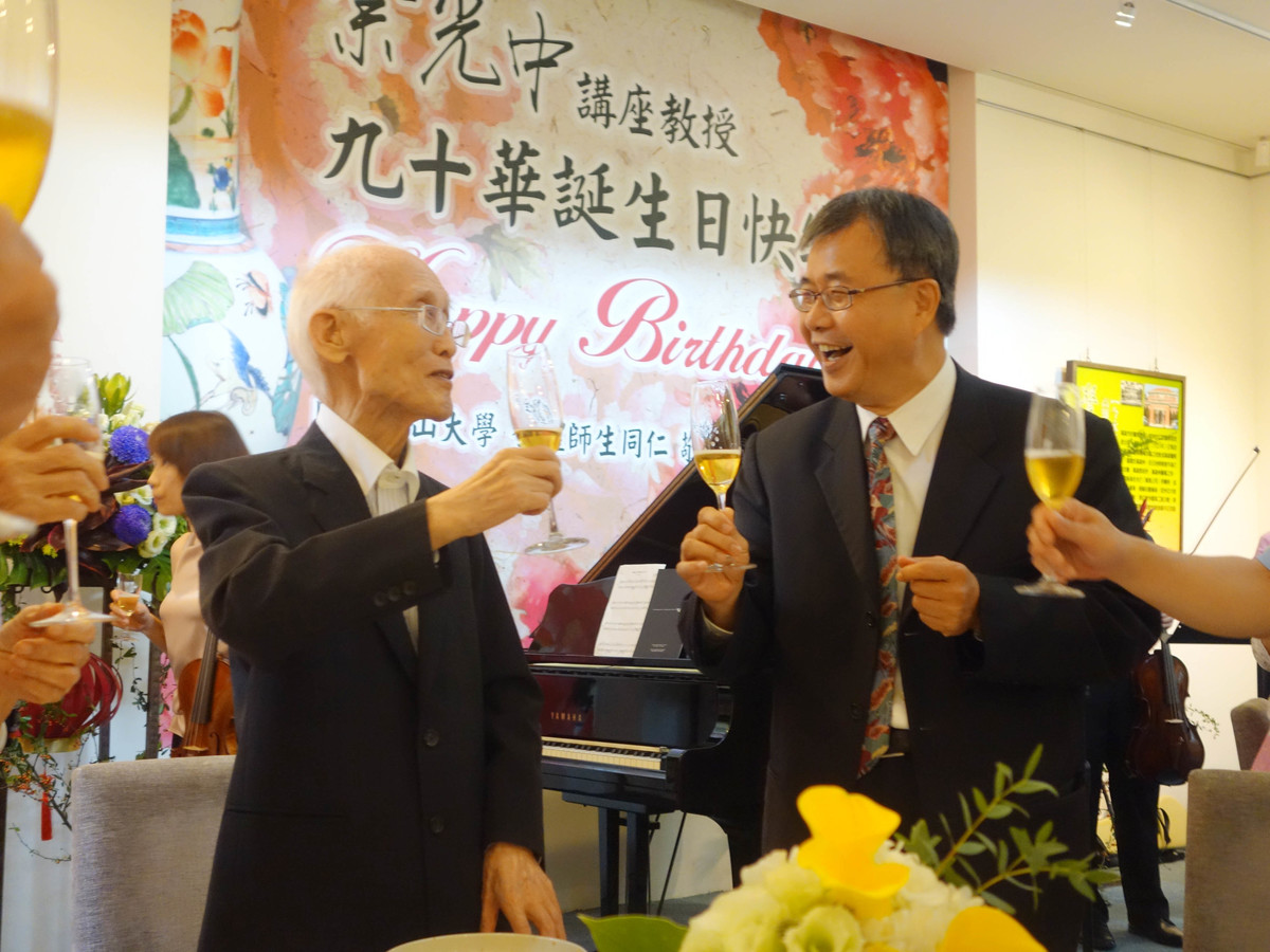 眾人舉杯祝福余光中老師呷百二(另開新視窗/jpg檔)圖片