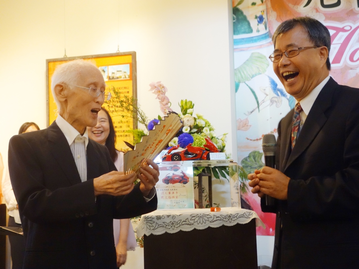 鄭英耀校長題字「桃李不言，下自成蹊」、「讓春天從高雄出發，西子灣等你到來」(另開新視窗/jpg檔)圖片
