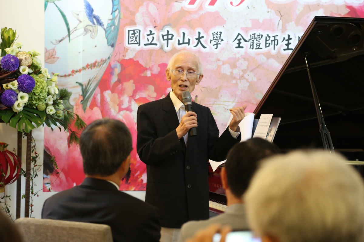 余光中教授(另開新視窗/jpg檔)圖片