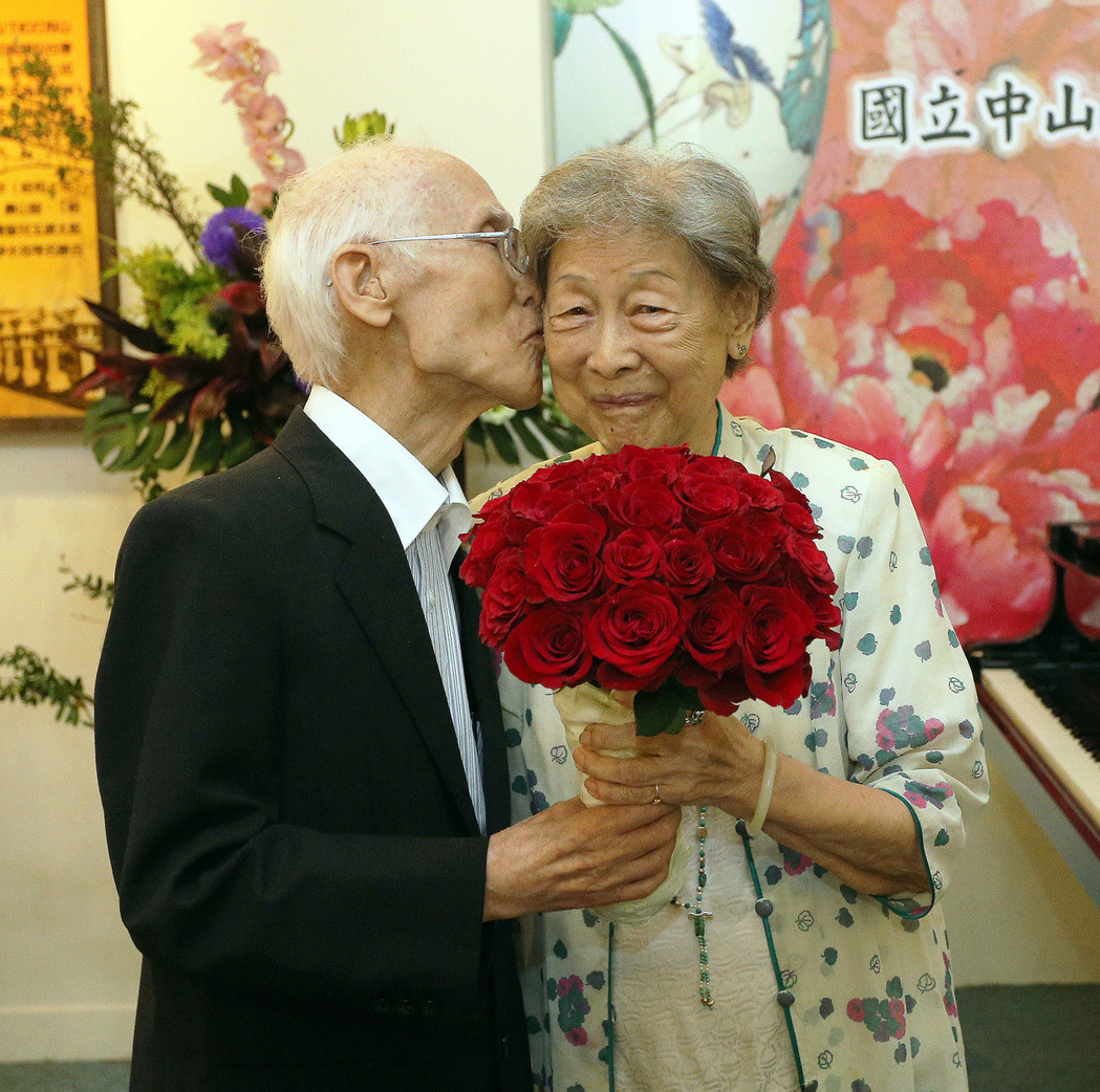 余光中教授贈夫人范我存33朵玫瑰，寓意三生三世的愛戀。聯合報攝影記者劉學聖攝(另開新視窗/jpg檔)圖片