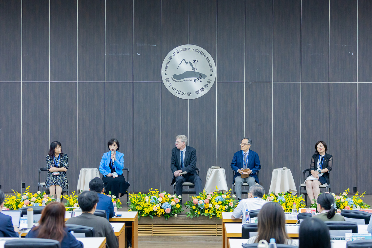 交流會座談,左起成功大學華語中心主任鄒文莉、中山大學教務長歐淑珍、學術交流基金會執行長那原道、臺灣大學教務長王泓仁、臺灣師範大學教務長劉美慧。(另開新視窗/jpg檔)圖片