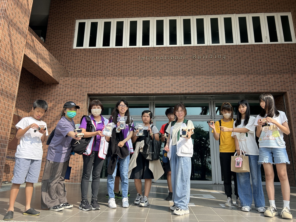 展示親手組裝的太陽能車(另開新視窗/jpg檔)圖片