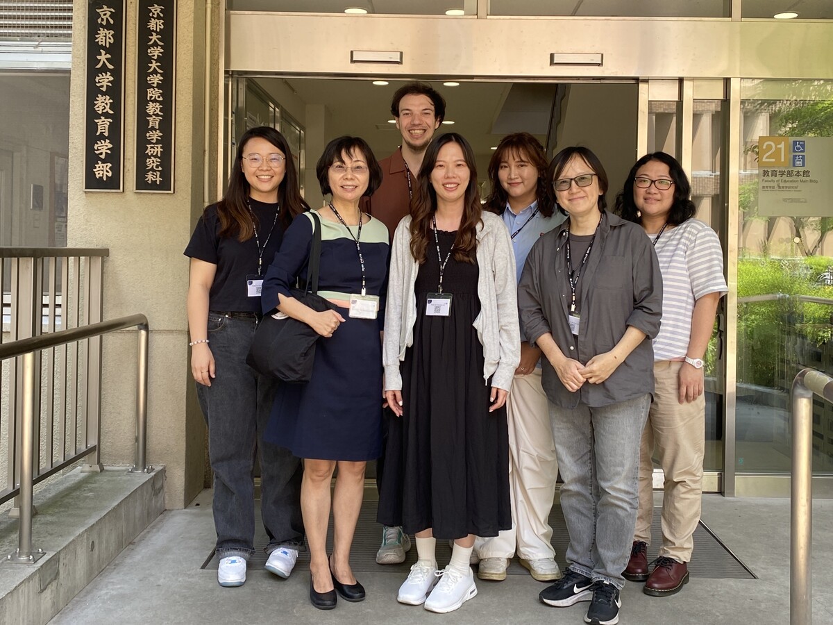 中山教育所特聘教授莊雪華（左二）與研究團隊成員魏如慧（右二）及蘇亮甄（右三）參訪日本京都大學時合影。(另開新視窗/jpg檔)圖片