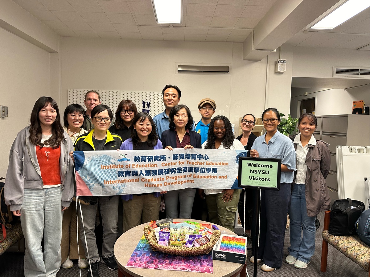 莊雪華特聘教授（前排左四）與研究團隊成員魏如慧（前排左二）及蘇亮甄（後排左二）參訪美國華盛頓大學時合影。(另開新視窗/jpeg檔)圖片