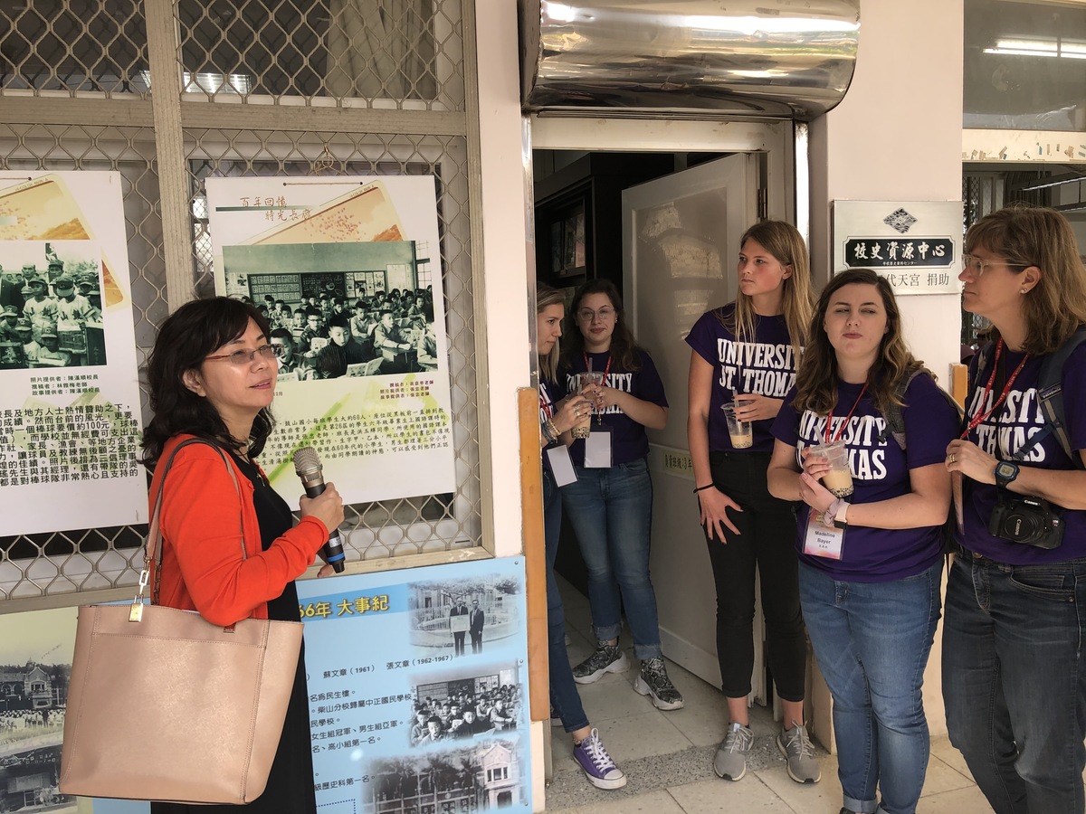 莊雪華特聘教授帶領美國師培生參訪台灣中小學。(另開新視窗/jpg檔)圖片