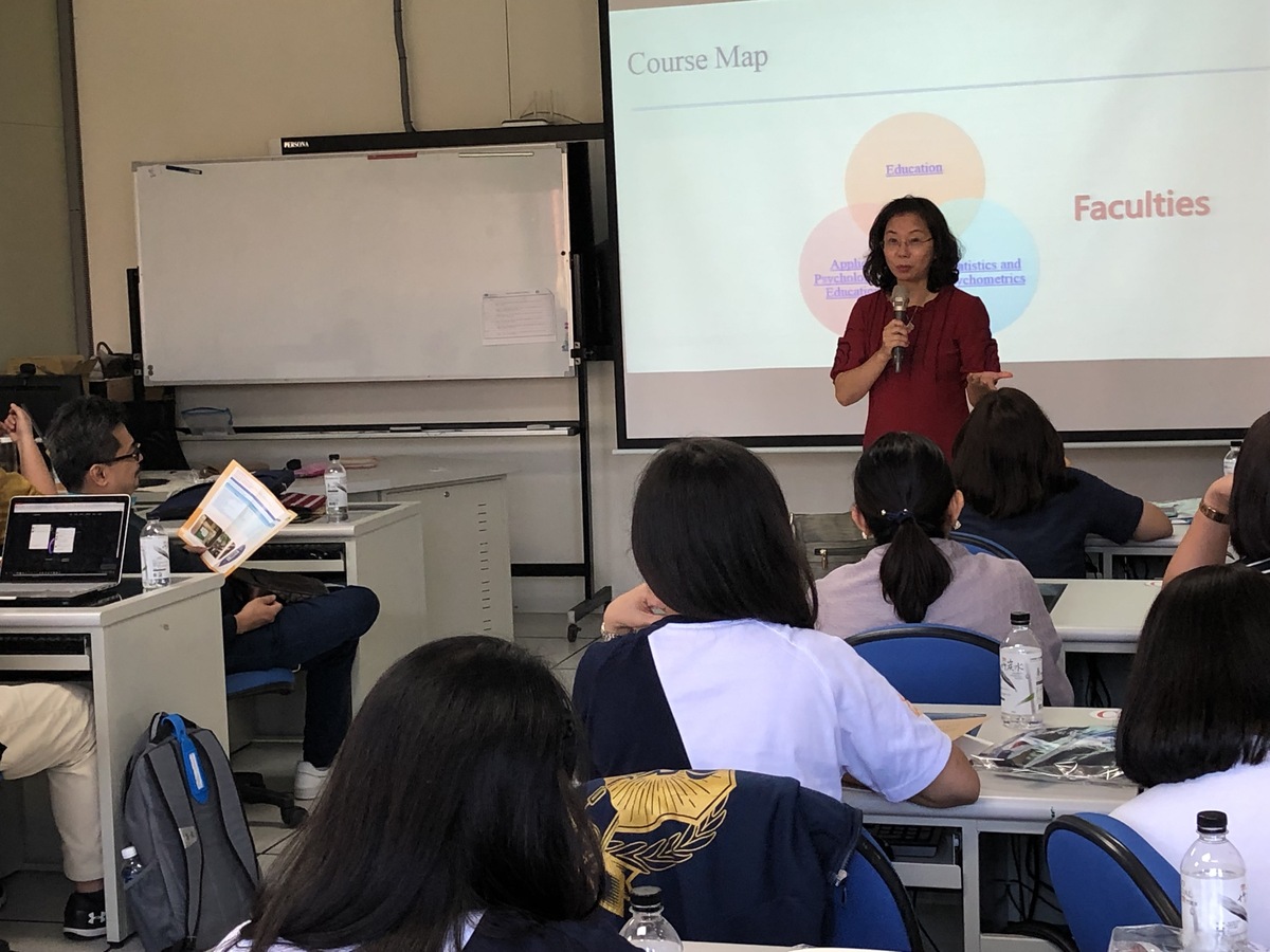 莊雪華特聘教授授課情形。(另開新視窗/jpg檔)圖片