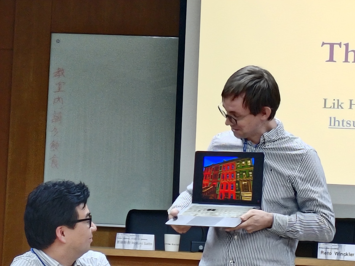 Reto Thomas Edgar Winckler教授展示AI生成喜劇(另開新視窗/jpg檔)圖片