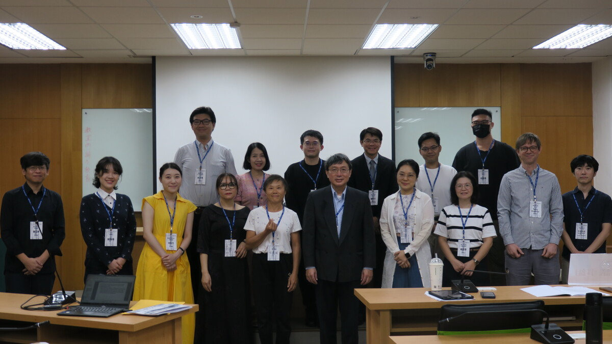 「2025數位人文與AI藝術國際學術研討會」主題演講學者合影(另開新視窗/jpg檔)圖片