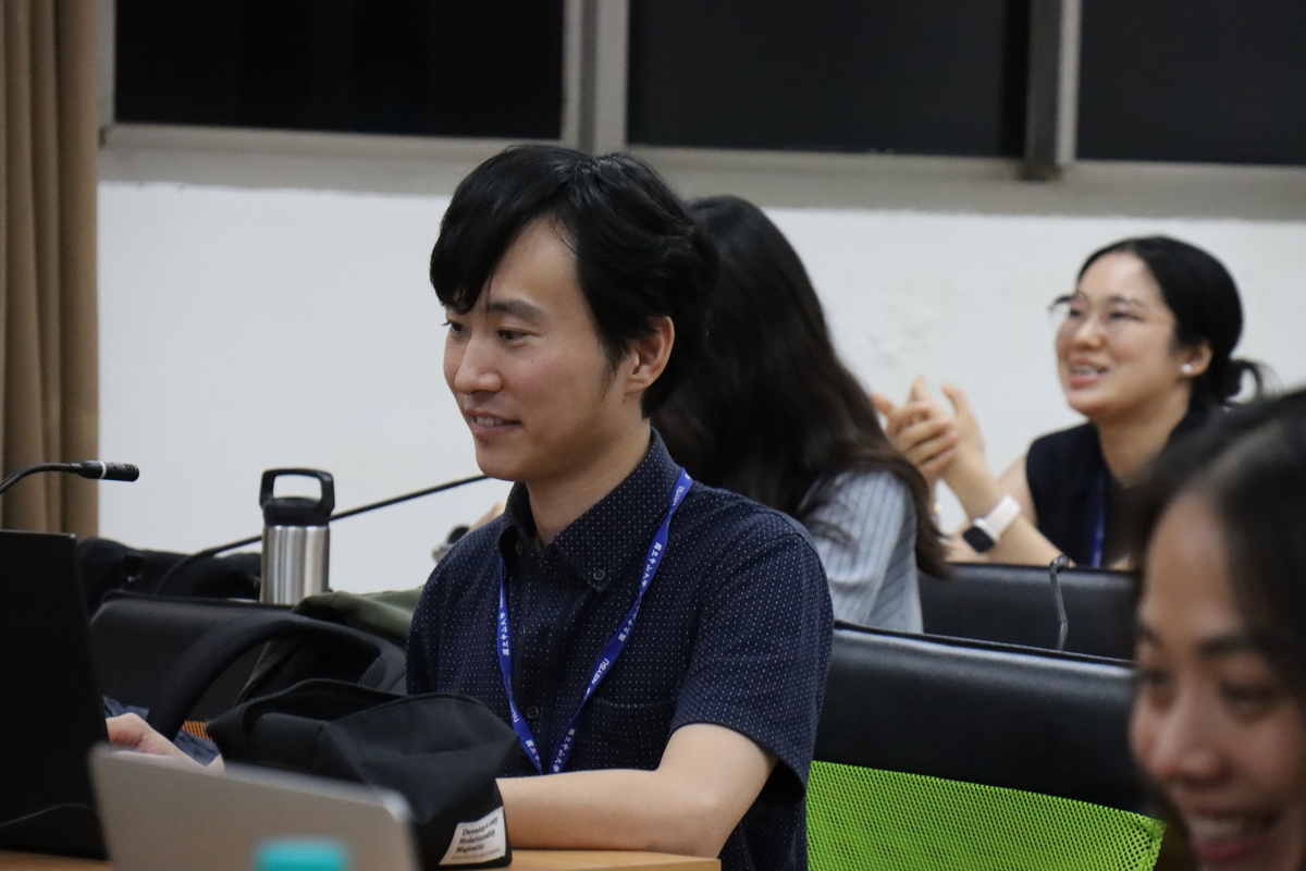 與會學者專心聆聽討論(另開新視窗/jpg檔)圖片