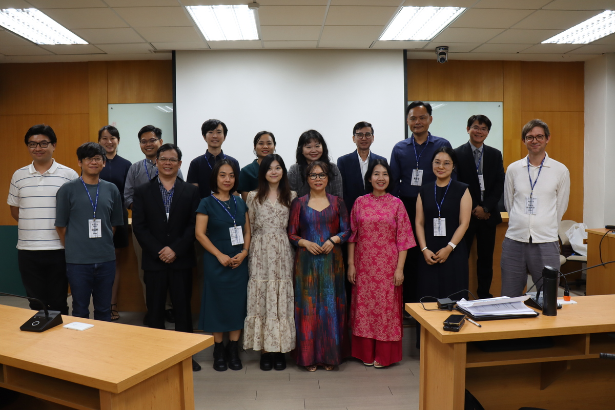 在地實踐與智能轉型場次學者合影(另開新視窗/jpg檔)圖片