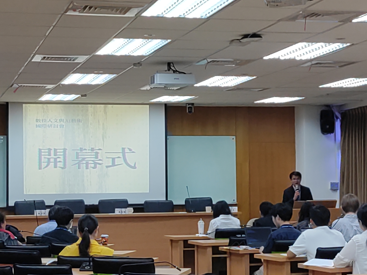 文學院羅景文副院長主持開幕式(另開新視窗/jpg檔)圖片