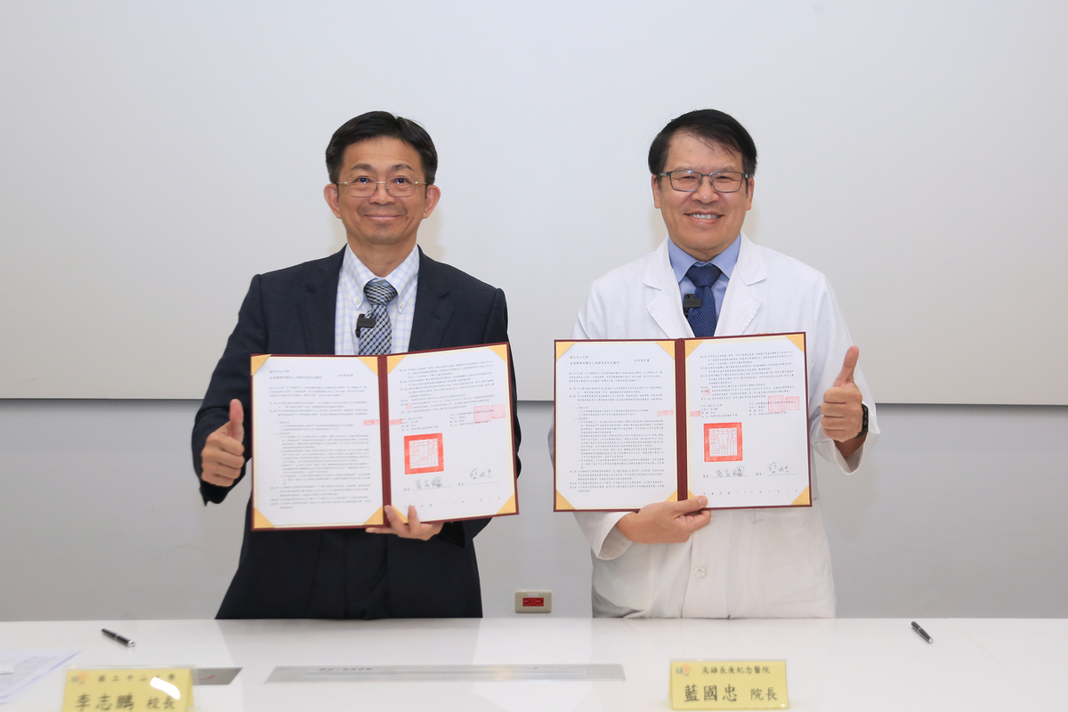 國立中山大學與長庚醫療財團法人高雄長庚紀念醫院再度簽署合作契約書，由中山大學校長李志鵬（左）與高雄長庚紀念醫院院長藍國忠代表簽署。(另開新視窗/jpg檔)圖片