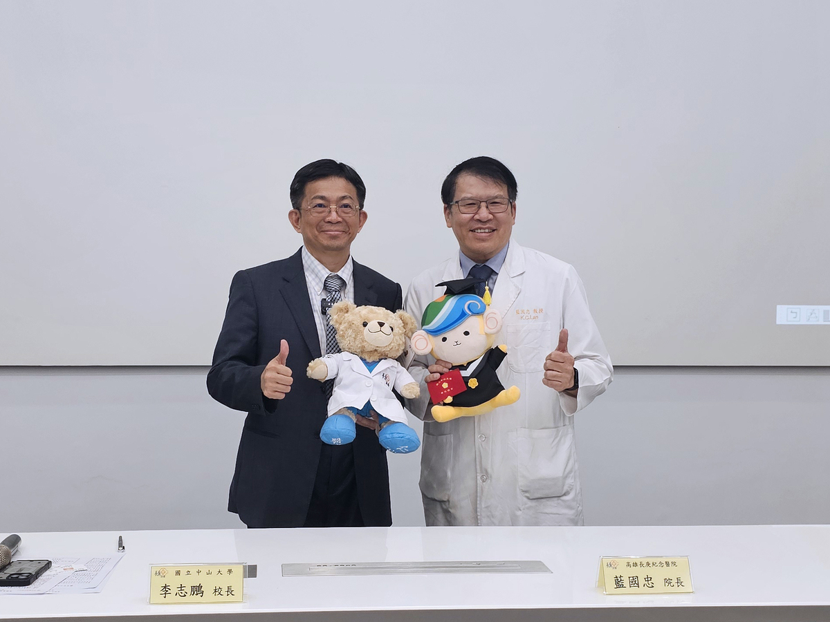 雙方互贈紀念品。(另開新視窗/jpg檔)圖片