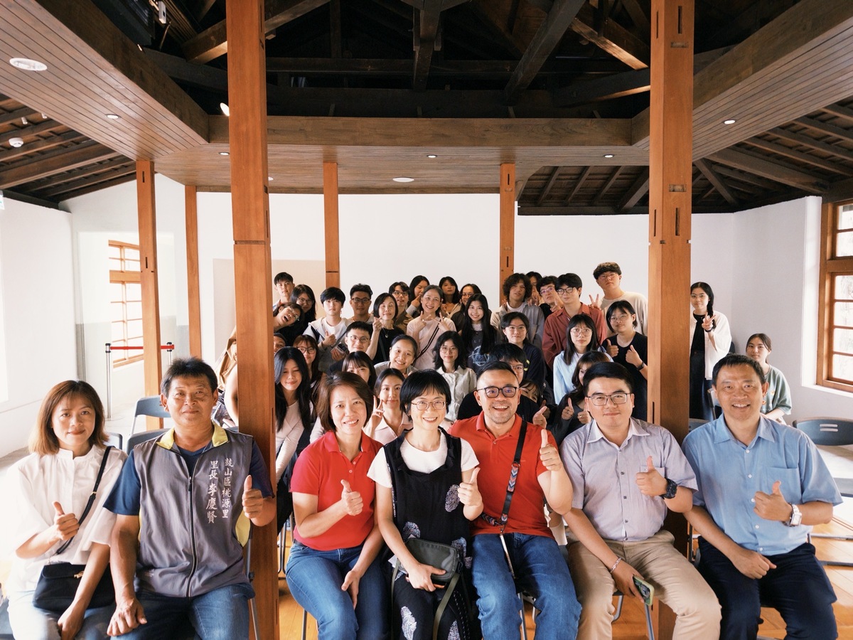 「畢製回放中」文獻展開幕合影(另開新視窗/jpg檔)圖片