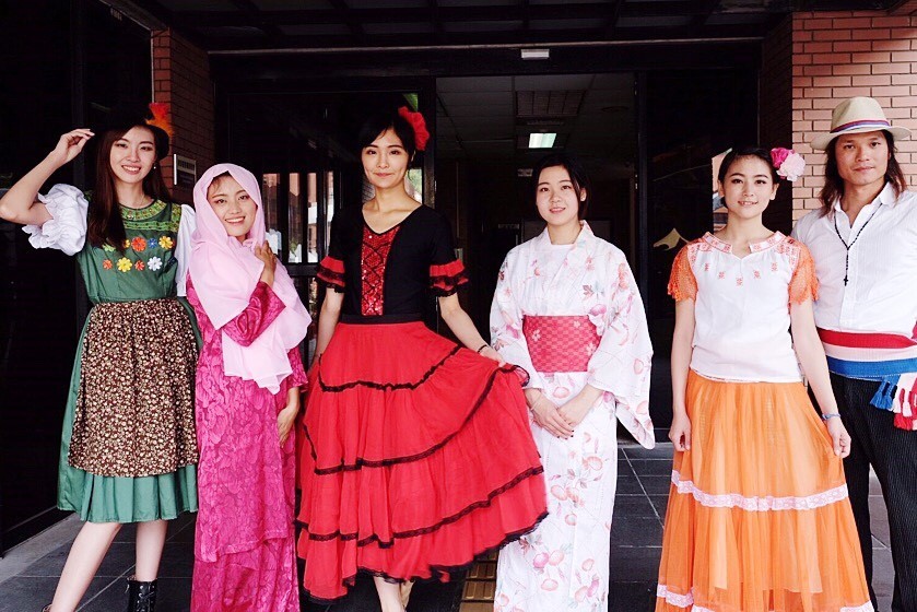 影音》決戰伸展台 嘉年華大秀奇裝「異」服(另開新視窗/jpg檔)圖片