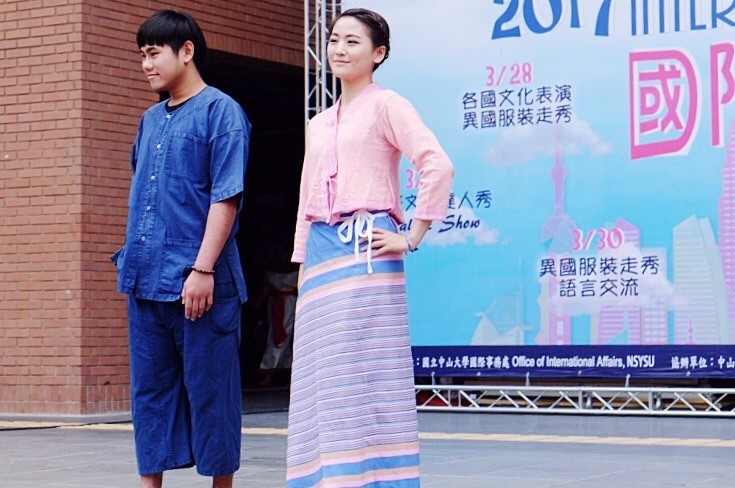 影音》決戰伸展台 嘉年華大秀奇裝「異」服(另開新視窗/jpg檔)圖片