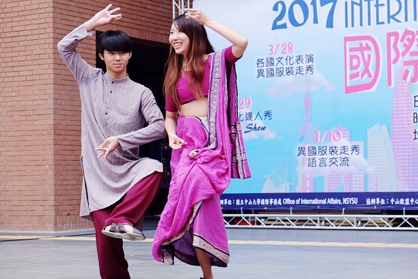 影音》決戰伸展台 嘉年華大秀奇裝「異」服(另開新視窗/jpg檔)圖片
