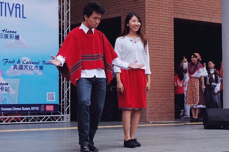 影音》決戰伸展台 嘉年華大秀奇裝「異」服(另開新視窗/jpg檔)圖片