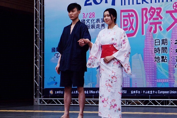 影音》決戰伸展台 嘉年華大秀奇裝「異」服(另開新視窗/jpg檔)圖片