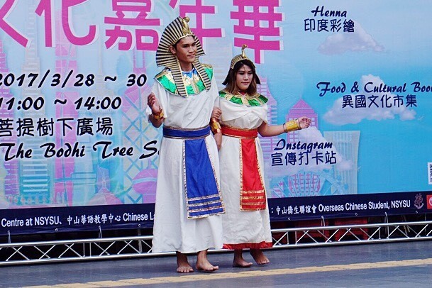 影音》決戰伸展台 嘉年華大秀奇裝「異」服(另開新視窗/jpg檔)圖片