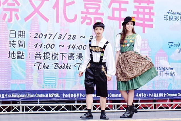 影音》決戰伸展台 嘉年華大秀奇裝「異」服(另開新視窗/jpg檔)圖片