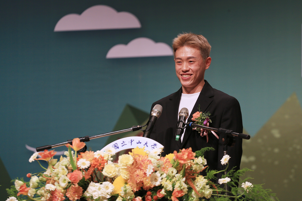 國立中山大學畢業典禮邀請羽球世界排名第8、台灣首位全英羽球公開錦標賽男子單打冠軍林俊易擔任致詞貴賓，他以自身在國際賽場上突破低潮、迎向高峰的歷程，勉勵畢業生堅持初心、勇敢前行。(另開新視窗/jpg檔)圖片