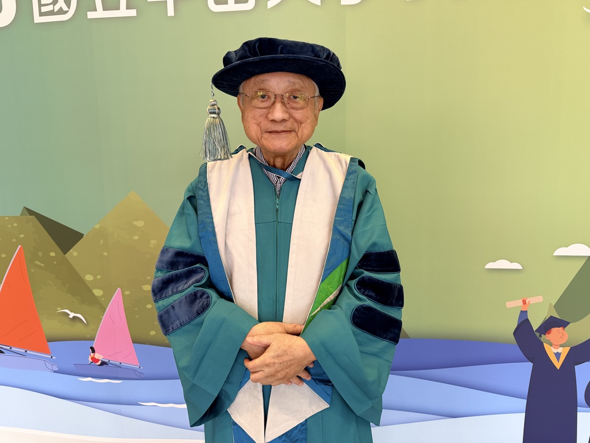 中山大學中文系有史以來年紀最長的86歲博士班畢業生周肇基，以行動詮釋終身學習精神。(另開新視窗/jpg檔)圖片