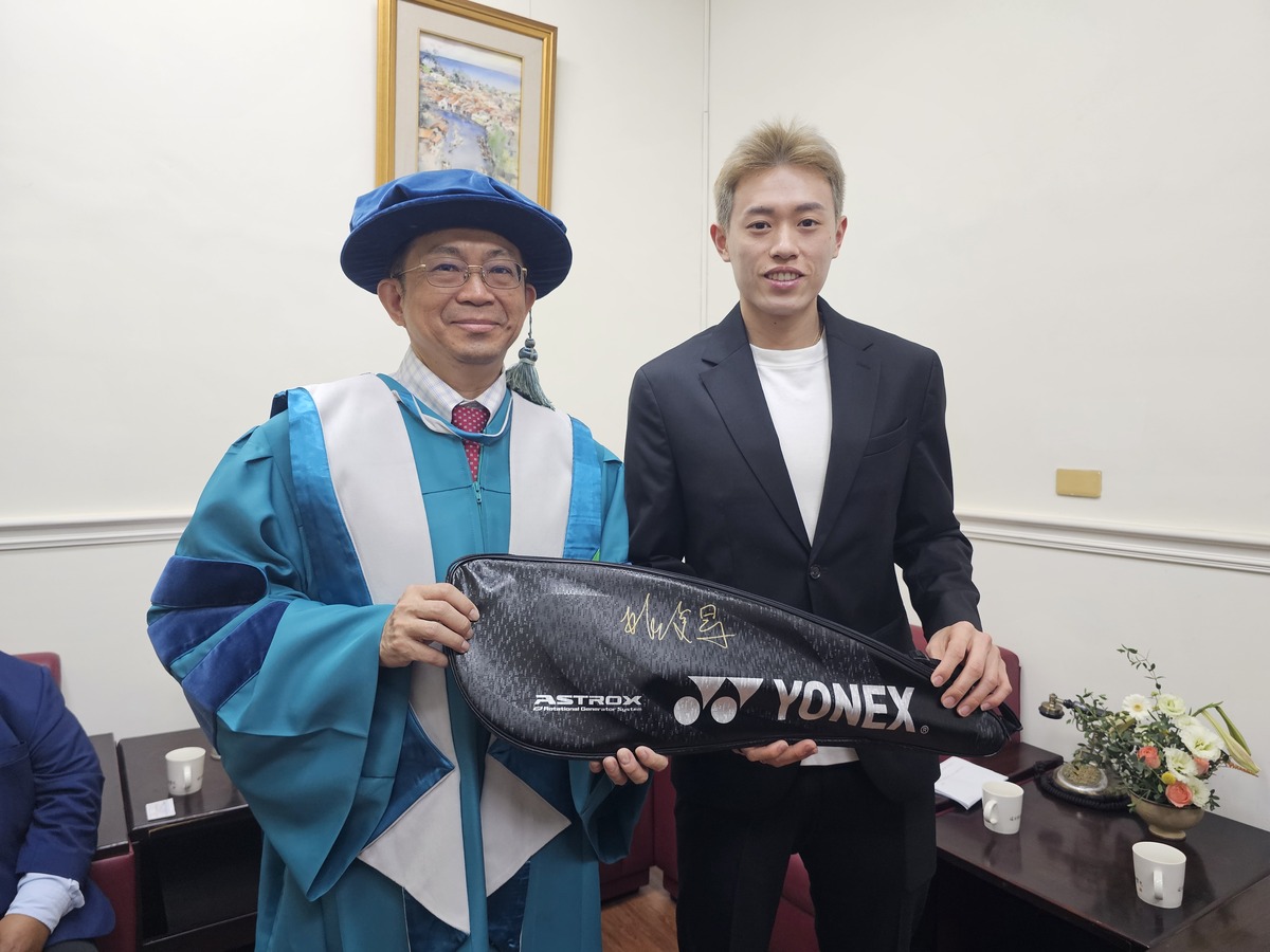 羽球國手林俊易（右）致贈中山大學校長李志鵬（左）親筆簽名羽球拍。(另開新視窗/jpg檔)圖片