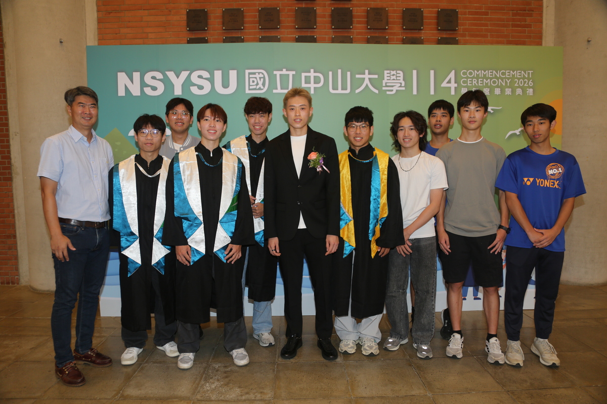 國立中山大學羽球隊與羽球世界排名第8、台灣首位全英羽球公開錦標賽男子單打冠軍林俊易合影。(另開新視窗/jpg檔)圖片
