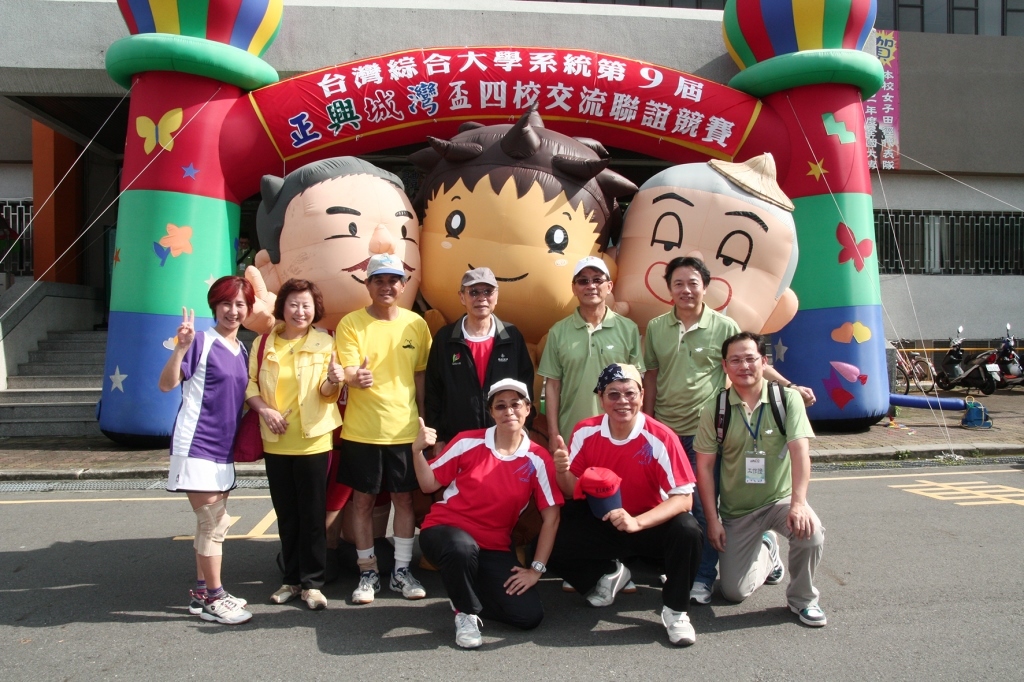主管與吉祥物合影(另開新視窗/jpg檔)圖片