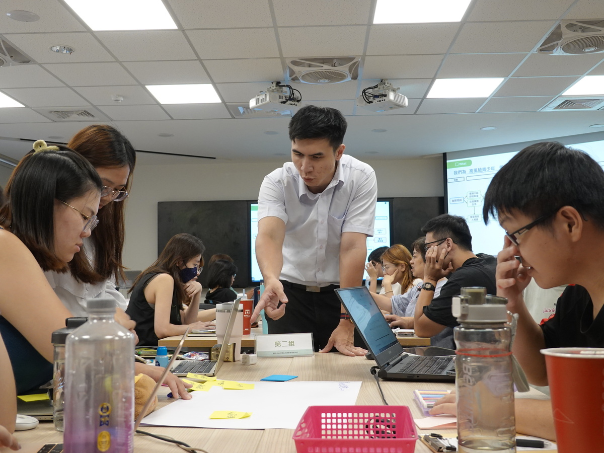 連佑德經理於工作坊與學生共同討論(另開新視窗/jpg檔)圖片
