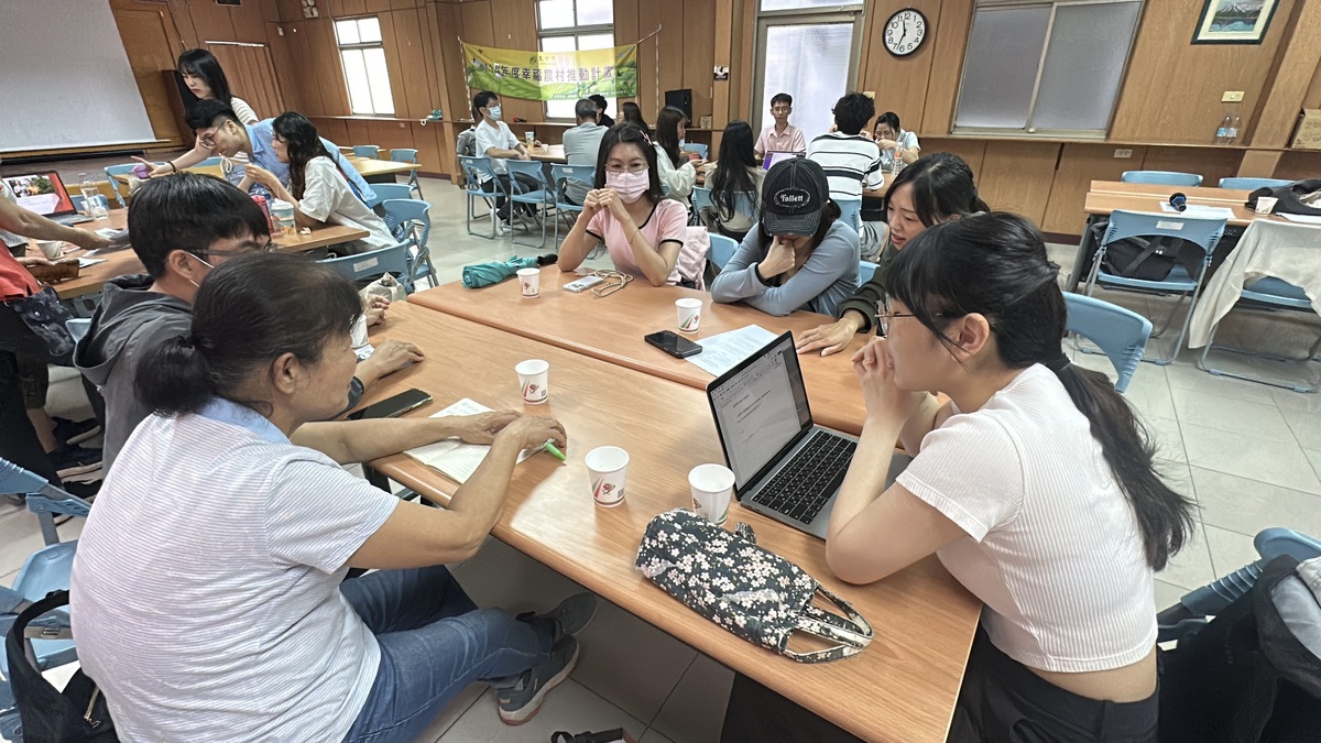 企管系學生於屏東長治鄉農會訪談可可農民，討論與規劃後續行銷設計(另開新視窗/jpg檔)圖片