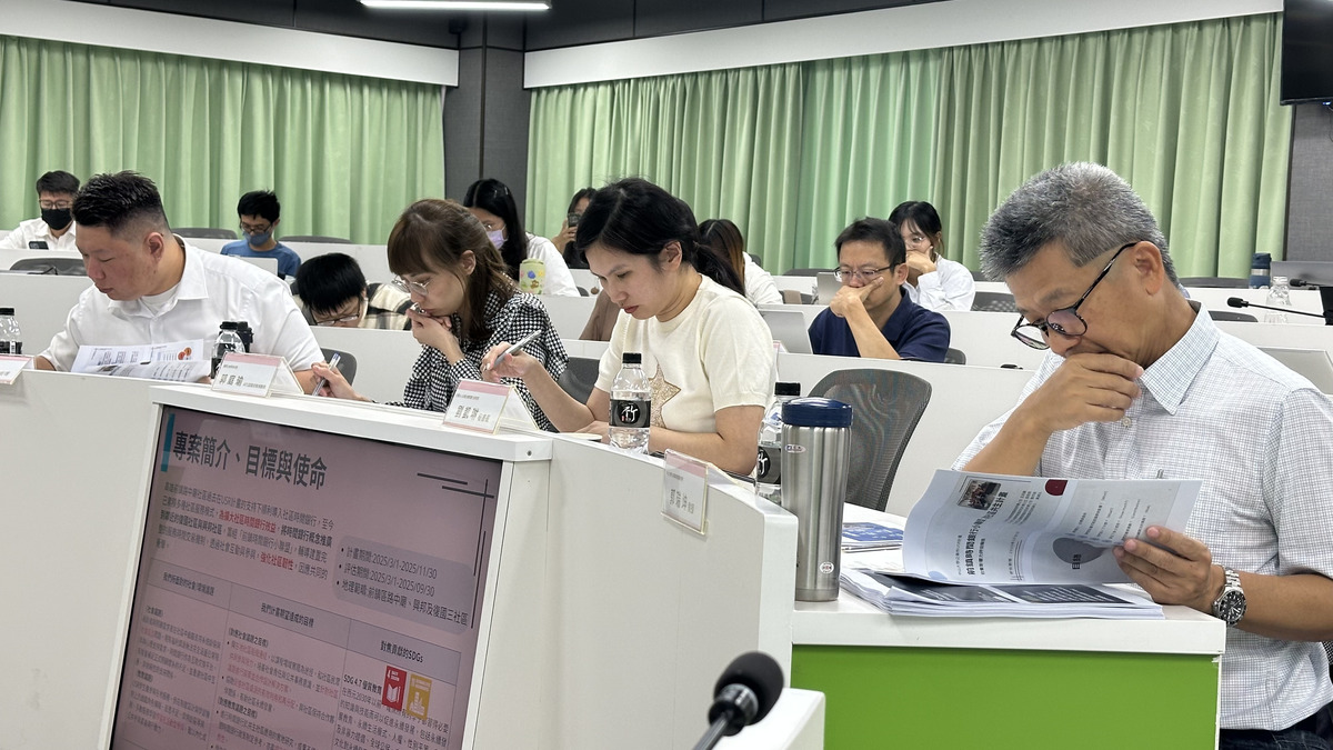 評審群聚精會神聆聽及審視專案影響力報告書(另開新視窗/jpg檔)圖片