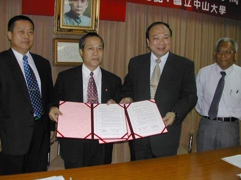 國立中山大學與高雄市五金商業同業公會共同簽訂合作協議書。(另開新視窗/jpg檔)圖片