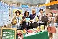 杉林國小「杉林食藝傳飄香─在地布包見針章」計畫結合社區布包產業與學校特色，共同開發文創商品。(另開新視窗/jpg檔)圖片