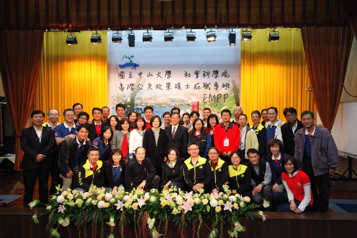 與蔡英文開心合影(另開新視窗/jpg檔)圖片