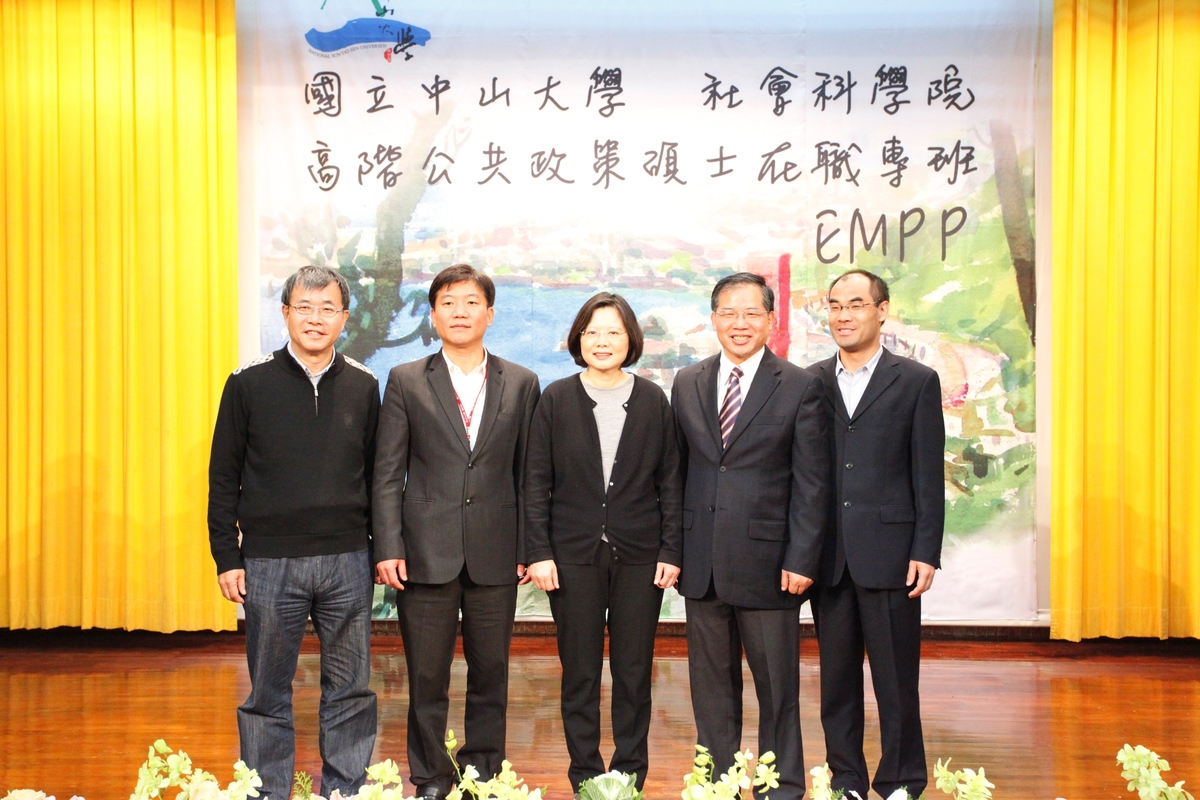 蔡英文與鄭英耀副校長等人合影(另開新視窗/jpg檔)圖片