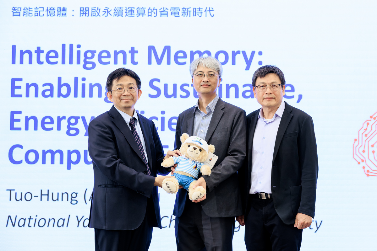 中山大學李志鵬校長、陽明交大侯拓宏講座教授、中山大學李英杰副院長合影(另開新視窗/jpg檔)圖片