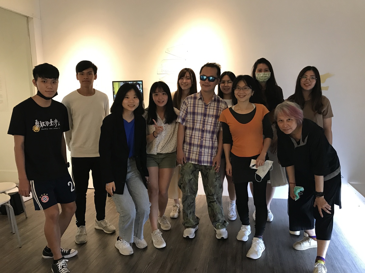 師生與視障藝術家參觀展覽後合影(另開新視窗/jpg檔)圖片