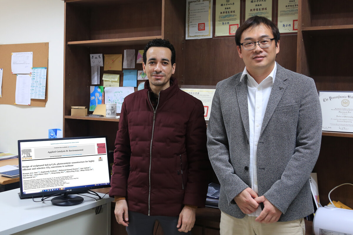 中山大學光電工程學系助理教授李炫錫（右）與博士班學生何莫善（左）的最新研究刊登於國際知名頂尖期刊(另開新視窗/jpg檔)
