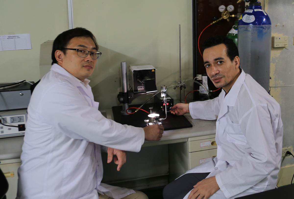 中山大學光電工程學系助理教授李炫錫（左）帶領「奈米能源與界面實驗室」與博士班學生何莫善（右）研究光能轉換相關應用(另開新視窗/jpg檔)