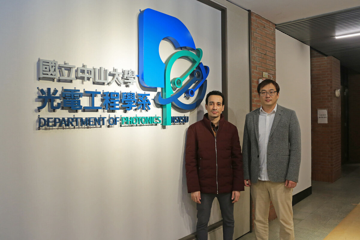 中山大學光電工程學系助理教授李炫錫（右）與博士班學生何莫善（左）(另開新視窗/jpg檔)