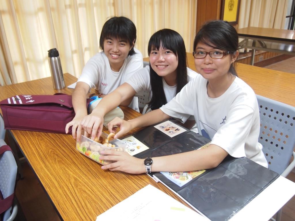 高雄女中學生體驗品嚐烏克蘭傳統茶點(另開新視窗/jpg檔)圖片